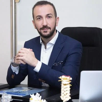 Ο νευροχειρουργός Δρ. Γεώργιος Χατζηγεωργίου στο γραφείο του